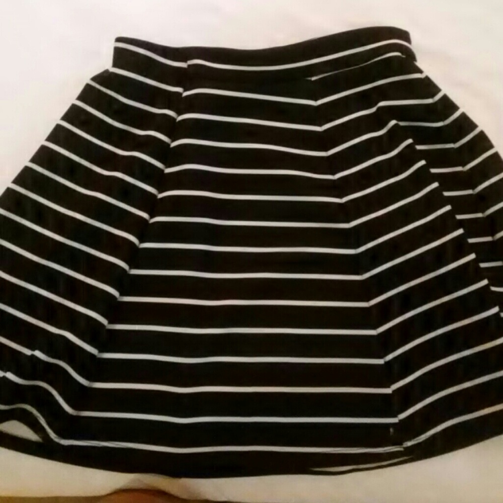 Decree stretch flare skirt